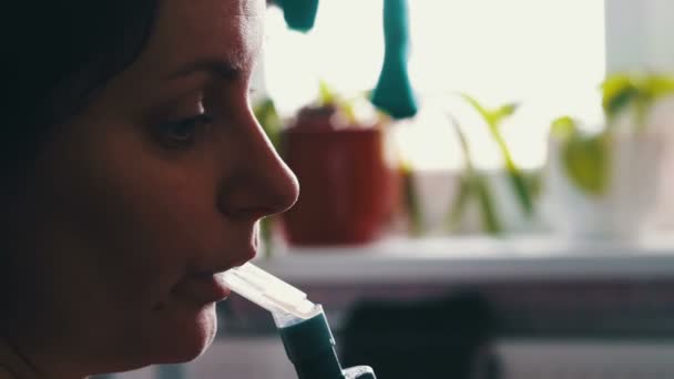 Dziewczyna wdycha lek na astmę przez inhalator - Materiał filmowy, wideo