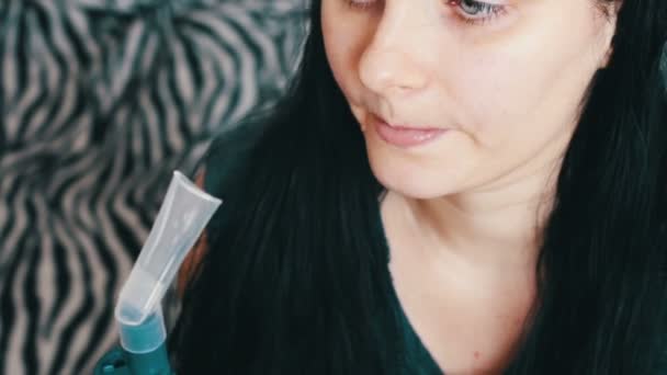Το κορίτσι εισπνέει το φάρμακο για το άσθμα μέσω του νεφελοποιητή - Πλάνα, βίντεο
