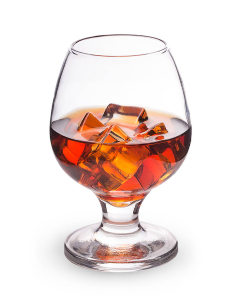 koniak whisky z kostki lodu w szklance - Zdjęcie, obraz