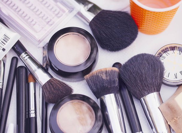 make-up van decoratieve cosmetische poeder, concealer, oogschaduw brus - Foto, afbeelding