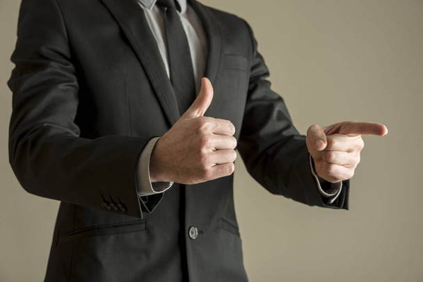 Бізнесмен дає великий палець позитивний голос, щоб показати свою схвалення
 - Фото, зображення
