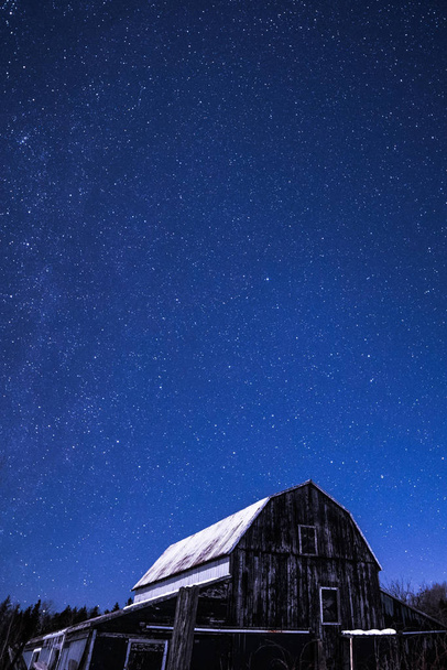 Granges rurales la nuit avec des étoiles en hiver
 - Photo, image