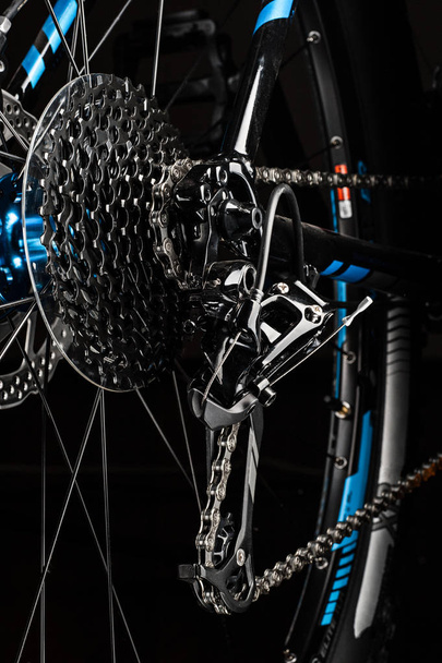 mountain bicycle gears system on dark background - Foto, Imagen