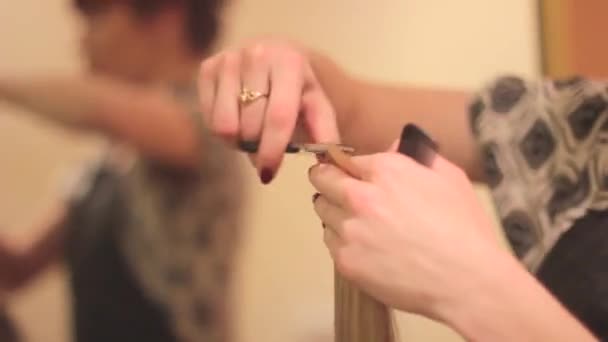 the Barber cuts the woman - Záběry, video
