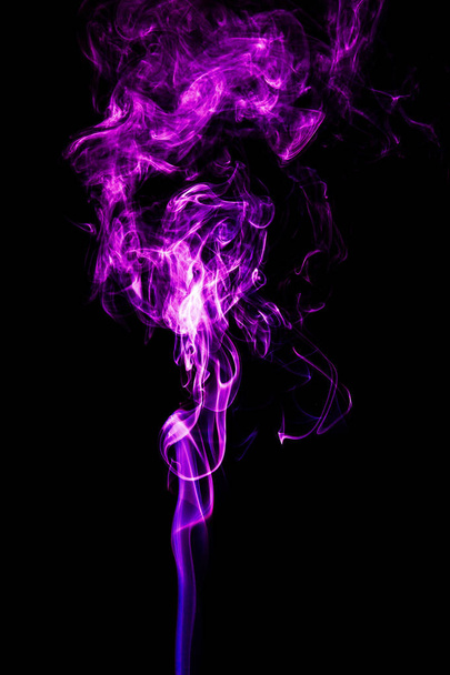 Фиолетовый дым на черном фоне - Фото, изображение