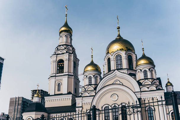 Nowy budynek z Kościoła Prawosławnego w Voronezh miasta przeciw błękitne niebo - Zdjęcie, obraz