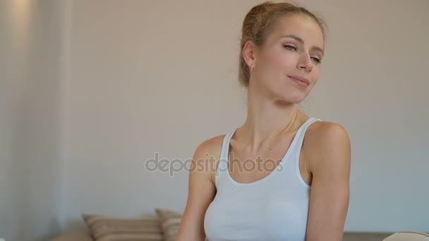 Mulher frágil em uma camisa branca olha para a distância e sorrindo
. - Filmagem, Vídeo