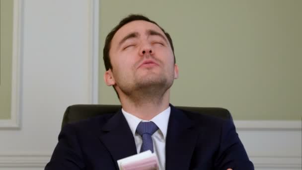Successful businessman praying for many in the office - Záběry, video