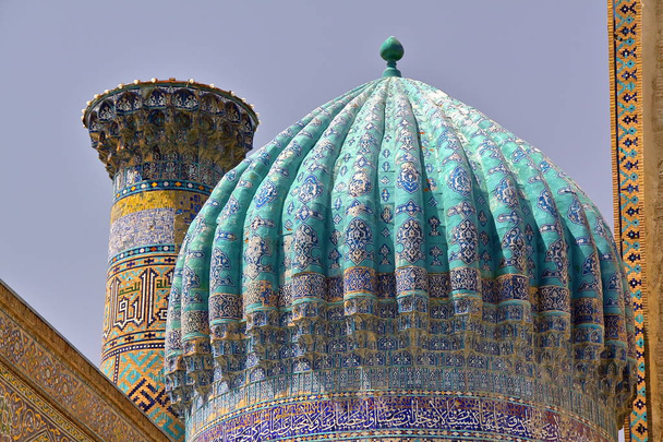samarkand, usbekistan: architektonisches detail einer kuppel am registan  - Foto, Bild