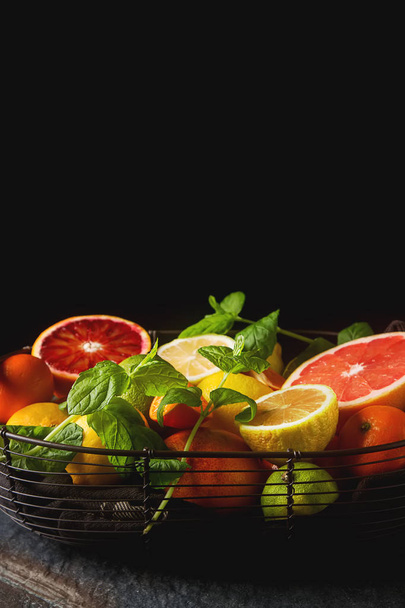 Citrus juice fruit and slices of orange, grapefruit, lemon, lime - Foto, afbeelding