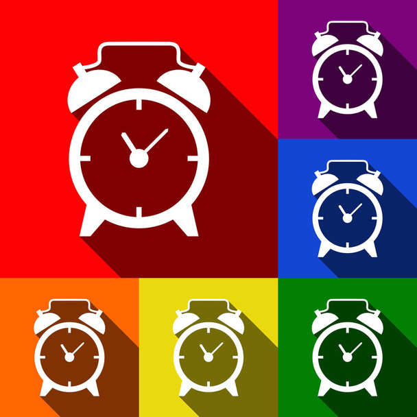Weckerzeichen. Vektor. Icons mit flachen Schatten auf rotem, orangefarbenem, gelbem, grünem, blauem und violettem Hintergrund. - Vektor, Bild