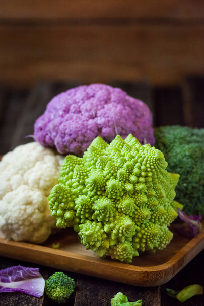 Świeżych organicznych białe i fioletowe kalafior, brokuły, romanesco - Zdjęcie, obraz