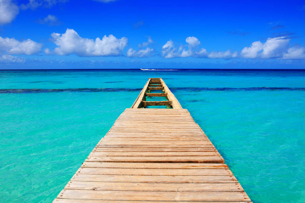 Perspectief uitzicht op een houten pier op de caribische zee. - Foto, afbeelding