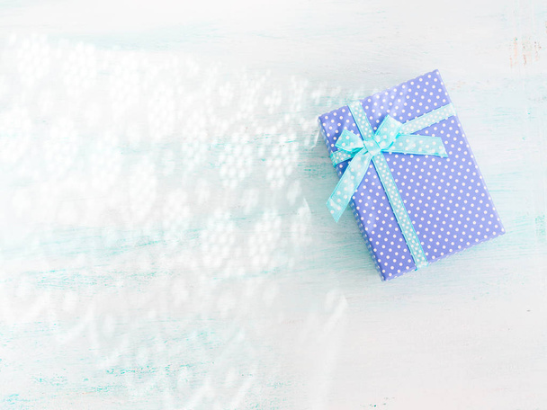 Caja de regalo azul con cinta de fondo pastel. Día de los padres
 - Foto, imagen