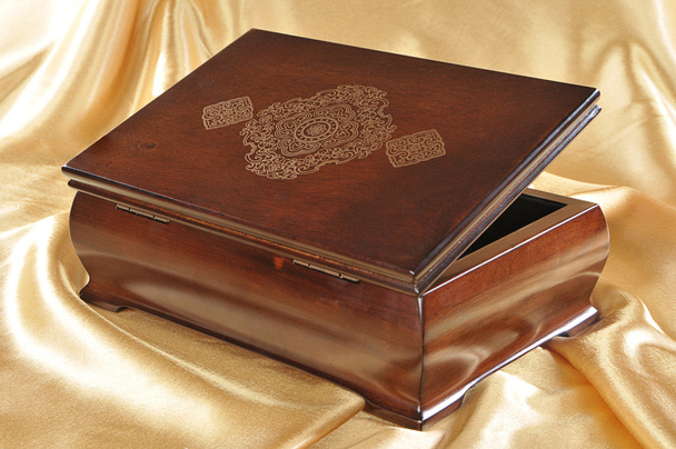 Caja de madera para guardar objetos de valor
 - Foto, Imagen