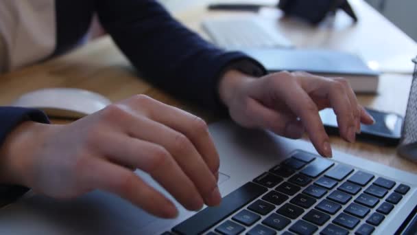 Female hands typing on laptot, close-up - Záběry, video