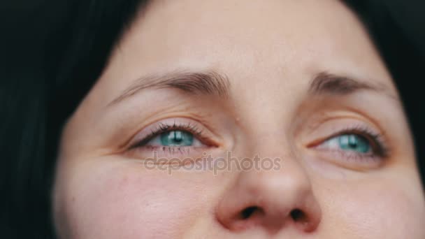 Közelről ideges nő úgy néz ki el portréja - Felvétel, videó