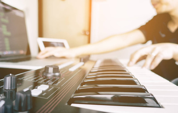 Музыкант продюсирует музыкальный трек в своей домашней студии
 - Фото, изображение