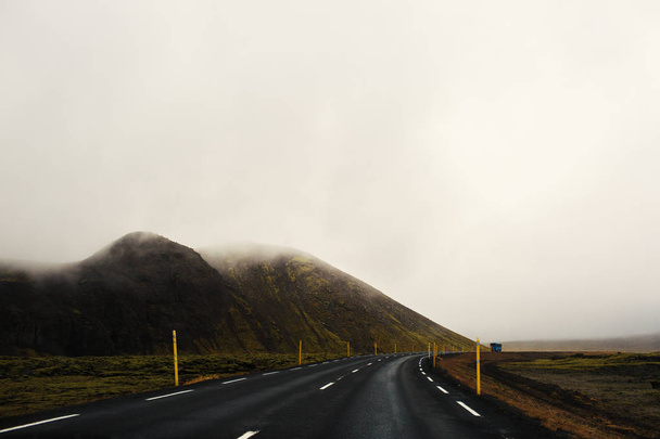 Country road dividing mountains - Zdjęcie, obraz