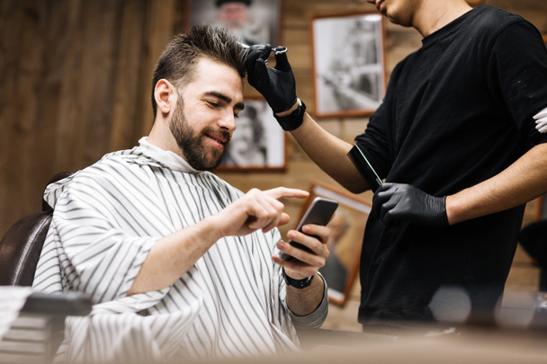 hairdresser serving  client  - Foto, immagini