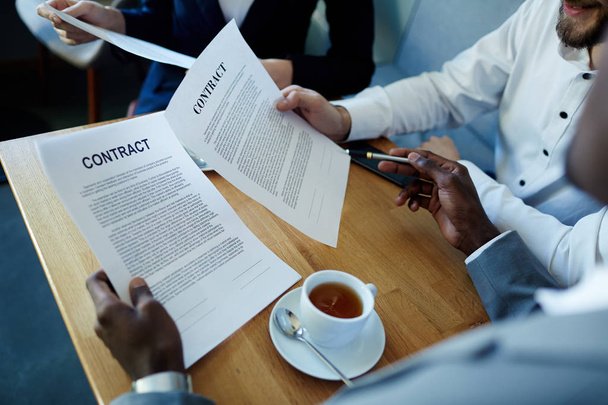 Партнери читають бізнес-контракти
 - Фото, зображення