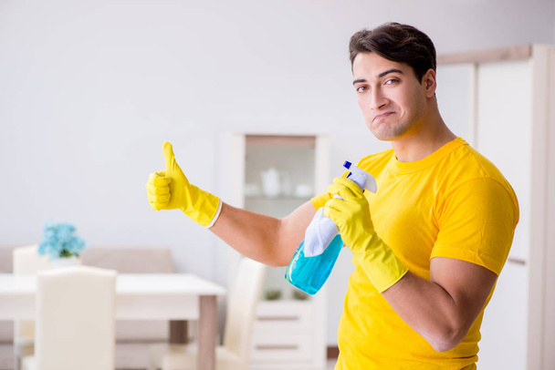 Koca adam evi temizliyor, karısına yardım ediyor. - Fotoğraf, Görsel