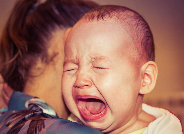 Мама успокаивает ребенка. Ребенок плачет
 - Фото, изображение