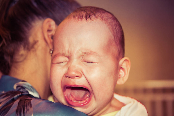 Мама успокаивает ребенка. Ребенок плачет
 - Фото, изображение