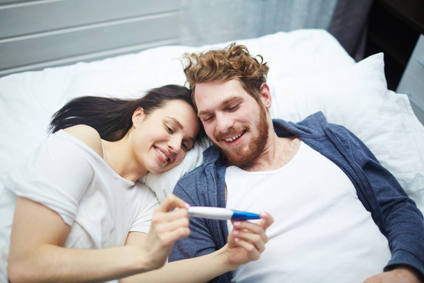 couple regardant test de grossesse
 - Photo, image