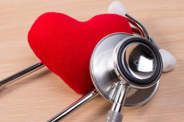 Medische stethoscoop met rode speelgoed hart pulse grafiek, cardiale fysieke, hartslag maatregel. Reanimatie of medisch onderzoek-concept. - Foto, afbeelding