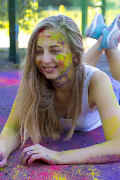 Renk toz Gulal yüzünde çekici genç kadın - Fotoğraf, Görsel