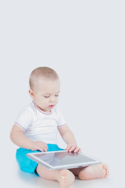 one year old baby to browse on tablet  - Valokuva, kuva