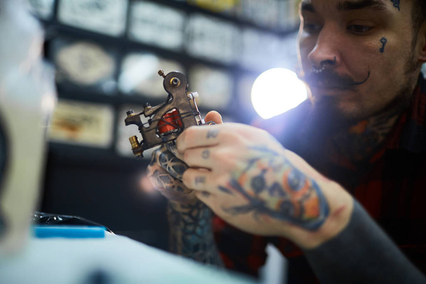 Tattoo machine in handen - Foto, afbeelding