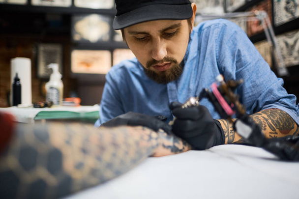 καλλιτέχνης τατουάζ που εργάζονται - Φωτογραφία, εικόνα