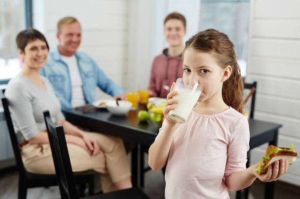 menina beber leite de vidro
 - Foto, Imagem