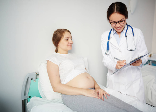donna incinta che riposa in camera d'ospedale
  - Foto, immagini