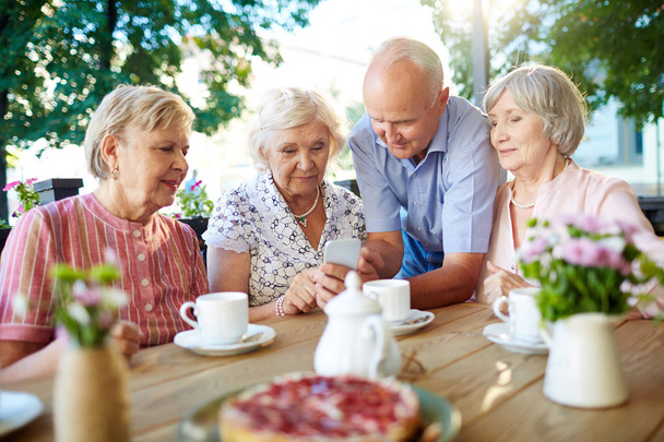 idősek kiadási időt a szabadban kávézó - Fotó, kép