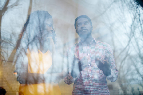 afrikkalainen amerikkalainen liikemiehet kannettava tietokone
 - Valokuva, kuva
