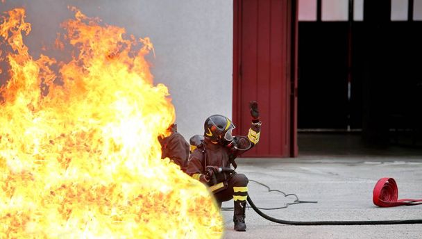 brandweerlieden tijdens de training voor de brand blussen caus - Foto, afbeelding