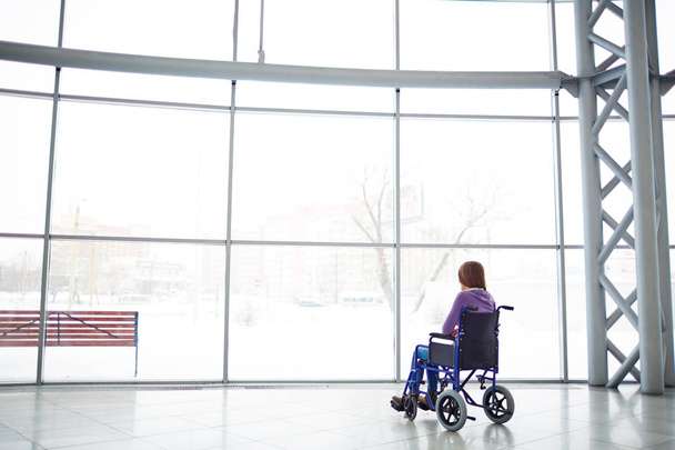 mulher deficiente sentada em cadeira de rodas
  - Foto, Imagem