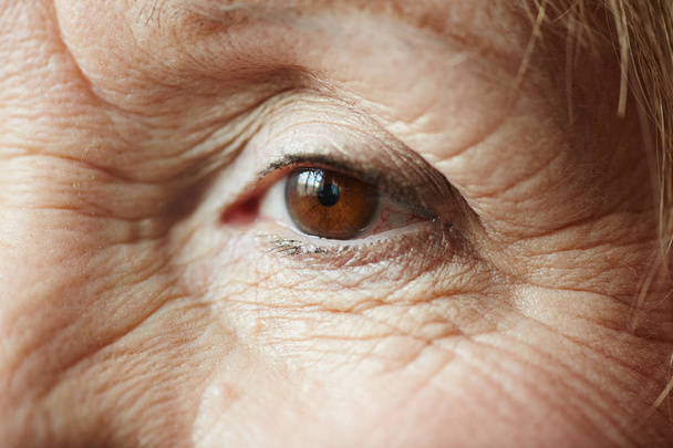 παλιό γυναικείο μάτι με ελάχιστο μακιγιάζ - Φωτογραφία, εικόνα