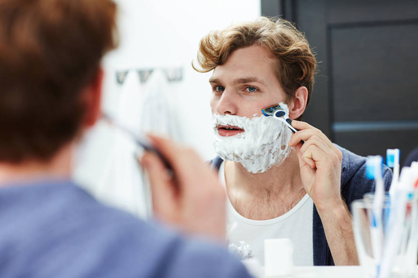 człowiek golący brodę  - Zdjęcie, obraz