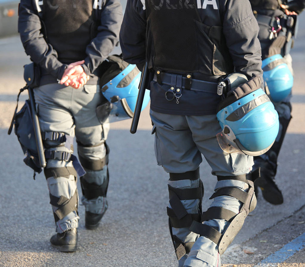 対空射撃のジャケットと保護ヘル暴動鎮圧用装備でイタリア警察 - 写真・画像