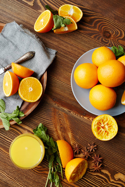 zralé pomeranče snížit na polovinu, máta, skořice  - Fotografie, Obrázek