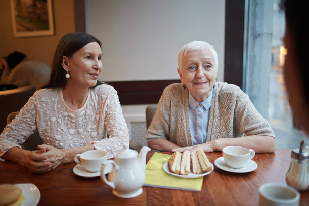 senior friends sitting at table - Foto, Bild