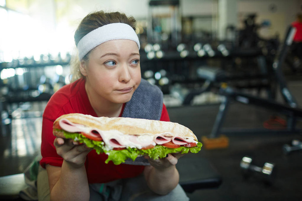 femme regardant loin de sandwich
  - Photo, image