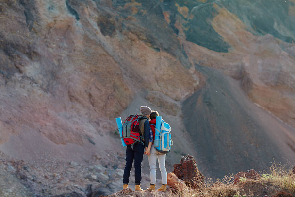 ζευγάρι τουριστών στα βουνά - Φωτογραφία, εικόνα