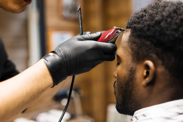 Клієнт обслуговується в перукарні
 - Фото, зображення