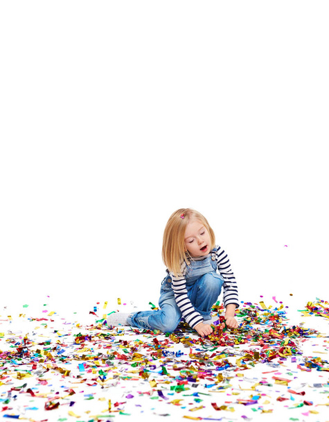 Engelskind spielt mit Konfetti - Foto, Bild