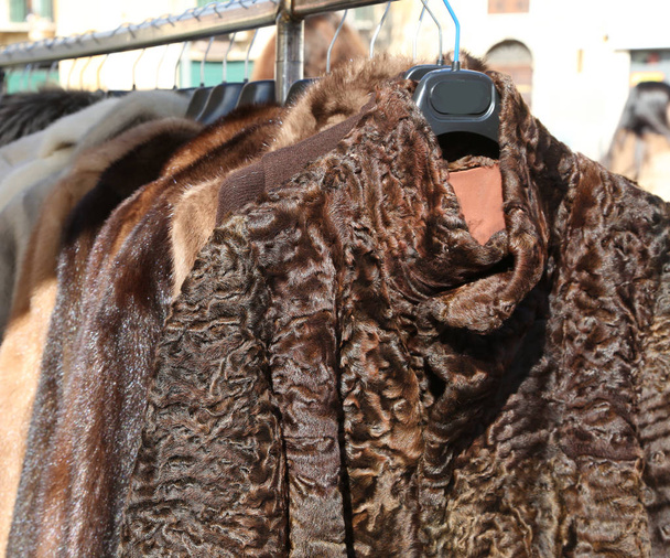 Szőrme kabátok és a ruhákat a fogas, a bolha piacon eladó - Fotó, kép